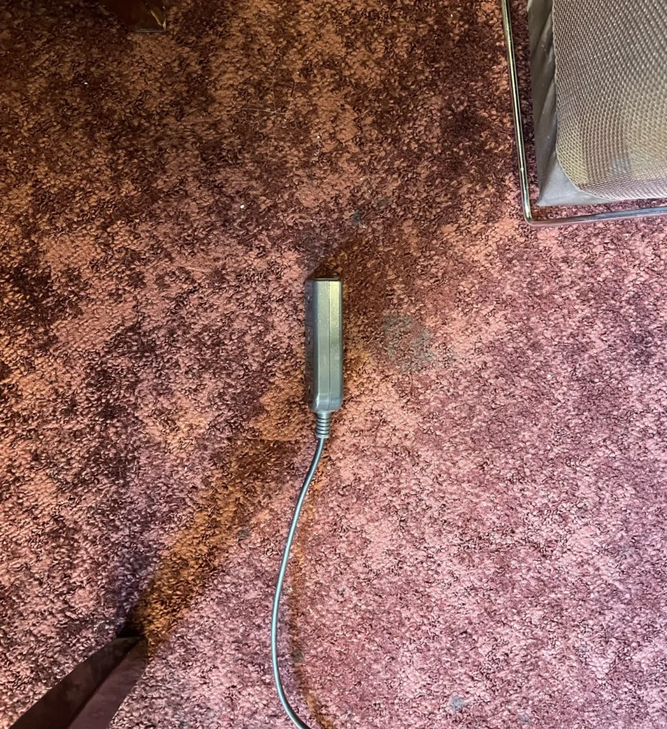床の電源タップ